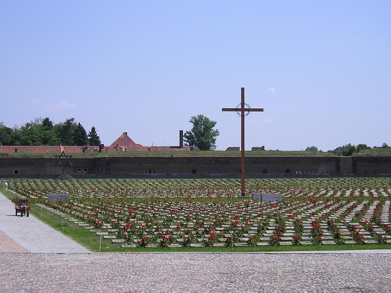 18.JPG - Terezín - hřbitov