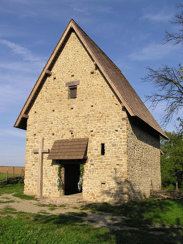 P8190588.JPG - Modrá - rekonstrukce kostela z období Velké Moravy